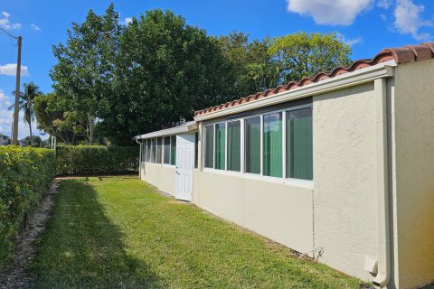 Condo in Palm Springs, Florida, 2 bedrooms  № 1017031 - photo 3