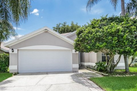 Villa ou maison à louer à Lake Mary, Floride: 3 chambres, 157.93 m2 № 1371245 - photo 1