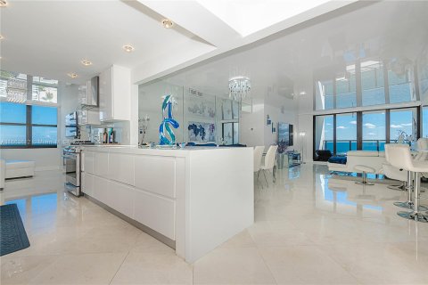 Condominio en alquiler en Hollywood, Florida, 2 dormitorios, 130.06 m2 № 1383018 - foto 2