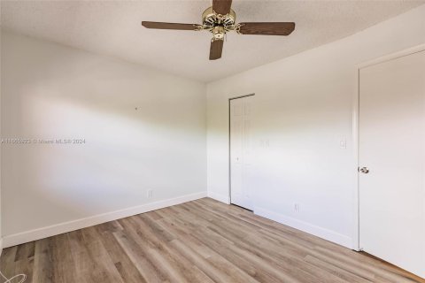 Condo in Sunrise, Florida, 2 bedrooms  № 1383020 - photo 13