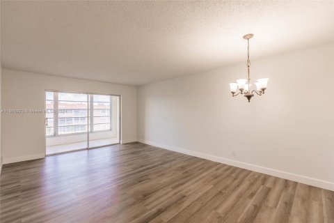 Condo in Sunrise, Florida, 2 bedrooms  № 1383020 - photo 7