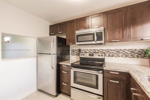 Condo in Sunrise, Florida, 2 bedrooms  № 1383020 - photo 11