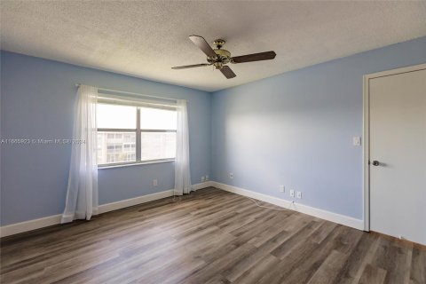 Condo in Sunrise, Florida, 2 bedrooms  № 1383020 - photo 18