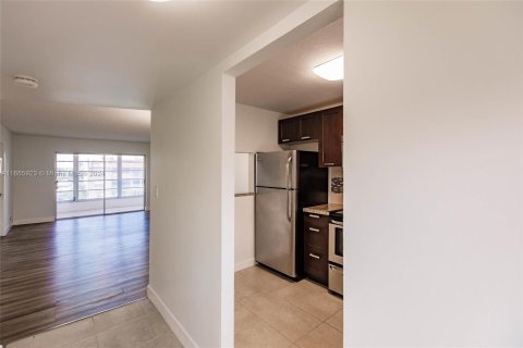 Condo in Sunrise, Florida, 2 bedrooms  № 1383020 - photo 9