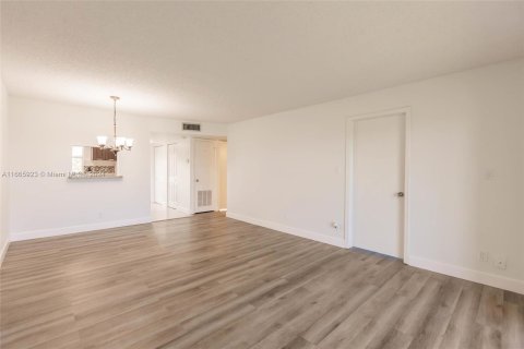 Condo in Sunrise, Florida, 2 bedrooms  № 1383020 - photo 6