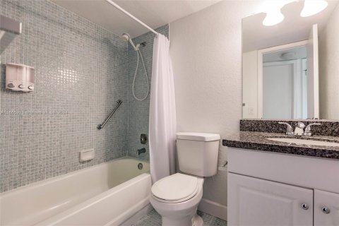 Condo in Sunrise, Florida, 2 bedrooms  № 1383020 - photo 15