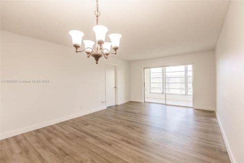 Condo in Sunrise, Florida, 2 bedrooms  № 1383020 - photo 8