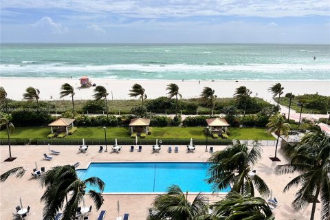 Condominio en alquiler en Miami Beach, Florida, 1 dormitorio, 99.87 m2 № 1383021 - foto 1