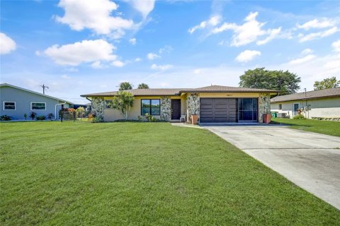 Villa ou maison à vendre à Port Charlotte, Floride: 2 chambres, 96.06 m2 № 1339199 - photo 1