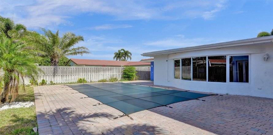 House in Fort Lauderdale, Florida 4 bedrooms, 256.32 sq.m. № 1174962