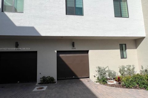 Townhouse in Doral, Florida 3 bedrooms, 199.65 sq.m. № 993595 - photo 2