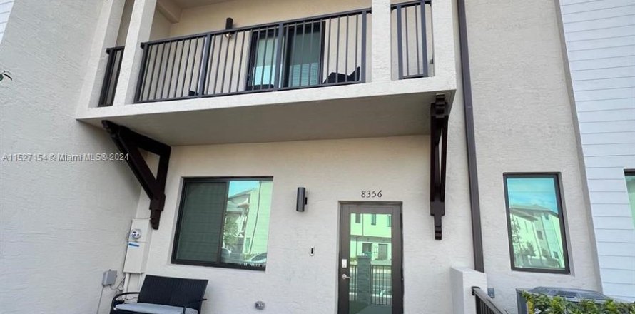 Townhouse in Doral, Florida 3 bedrooms, 199.65 sq.m. № 993595