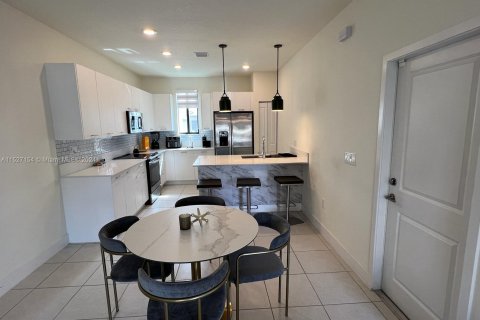 Townhouse in Doral, Florida 3 bedrooms, 199.65 sq.m. № 993595 - photo 11