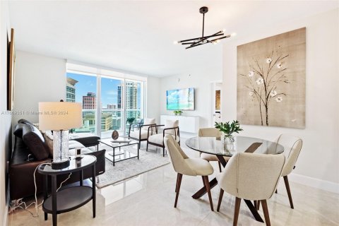 Condo in Fort Lauderdale, Florida, 2 bedrooms  № 1411985 - photo 1