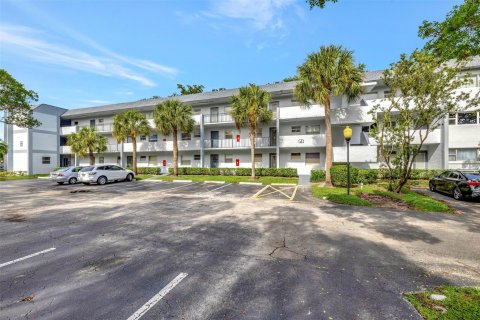 Condo in Tamarac, Florida, 1 bedroom  № 925581 - photo 1