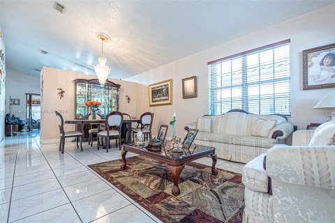 Villa ou maison à vendre à Miami Lakes, Floride: 4 chambres, 147.71 m2 № 1078937 - photo 3