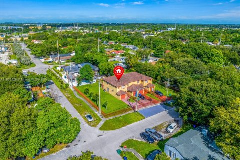 Propiedad comercial en venta en Miami, Florida № 1374274 - foto 13