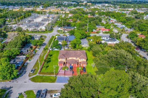 Propiedad comercial en venta en Miami, Florida № 1374274 - foto 12