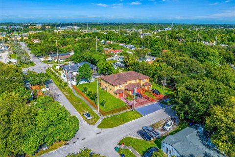 Propiedad comercial en venta en Miami, Florida № 1374274 - foto 14