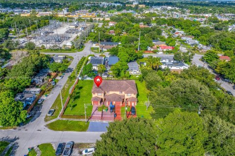 Propiedad comercial en venta en Miami, Florida № 1374274 - foto 11