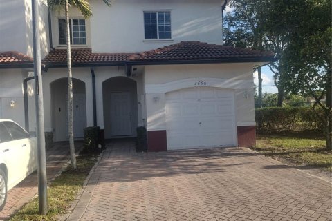 Townhouse in Lauderdale Lakes, Florida 3 bedrooms, 127.93 sq.m. № 1146242 - photo 1