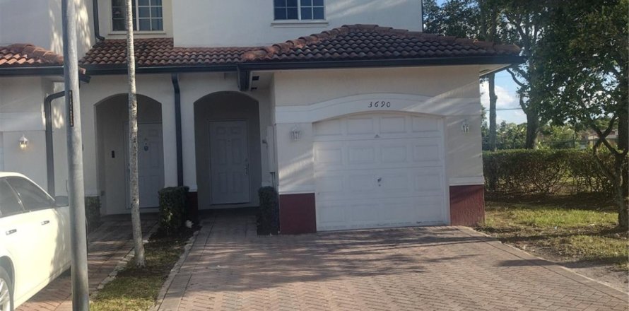 Townhouse in Lauderdale Lakes, Florida 3 bedrooms, 127.93 sq.m. № 1146242