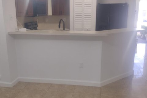 Townhouse in Lauderdale Lakes, Florida 3 bedrooms, 127.93 sq.m. № 1146242 - photo 5