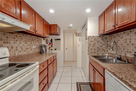 Condo in Lauderhill, Florida, 2 bedrooms  № 991233 - photo 3