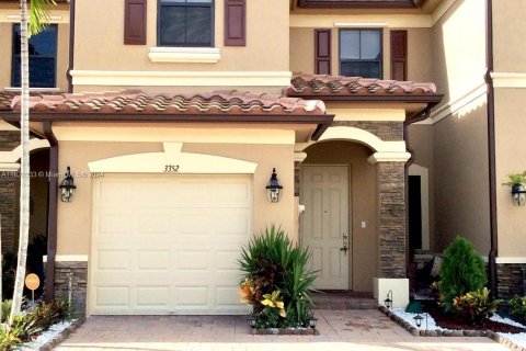 Townhouse in Hialeah, Florida 3 bedrooms, 153.29 sq.m. № 1282302 - photo 1