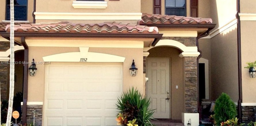 Townhouse in Hialeah, Florida 3 bedrooms, 153.29 sq.m. № 1282302