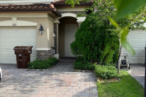 Adosado en venta en Hialeah, Florida, 3 dormitorios, 153.29 m2 № 1282302 - foto 2