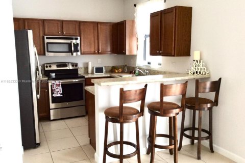 Adosado en venta en Hialeah, Florida, 3 dormitorios, 153.29 m2 № 1282302 - foto 5