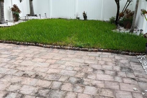 Adosado en venta en Hialeah, Florida, 3 dormitorios, 153.29 m2 № 1282302 - foto 10