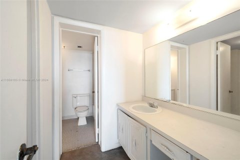 Condo in Miami, Florida, 1 bedroom  № 1355106 - photo 22