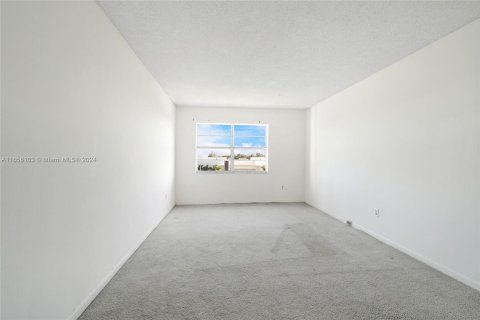 Condo in Miami, Florida, 1 bedroom  № 1355106 - photo 17