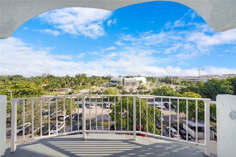 Condo in Miami, Florida, 1 bedroom  № 1355106 - photo 11