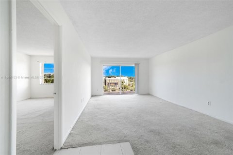 Condo in Miami, Florida, 1 bedroom  № 1355106 - photo 16