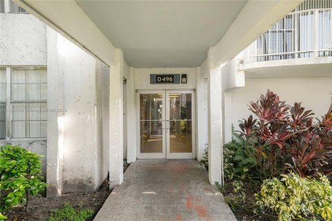 Condo in Miami, Florida, 1 bedroom  № 1355106 - photo 1