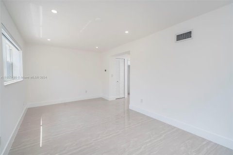 Apartamento en alquiler en Miami, Florida, 3 dormitorios, 89.19 m2 № 1355182 - foto 6