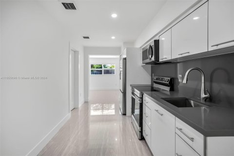 Apartamento en alquiler en Miami, Florida, 3 dormitorios, 89.19 m2 № 1355182 - foto 10