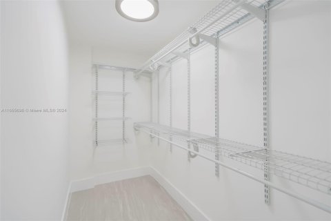 Apartamento en alquiler en Miami, Florida, 3 dormitorios, 89.19 m2 № 1355182 - foto 17