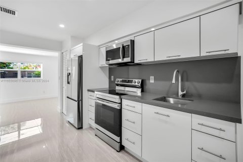 Apartamento en alquiler en Miami, Florida, 3 dormitorios, 89.19 m2 № 1355182 - foto 9