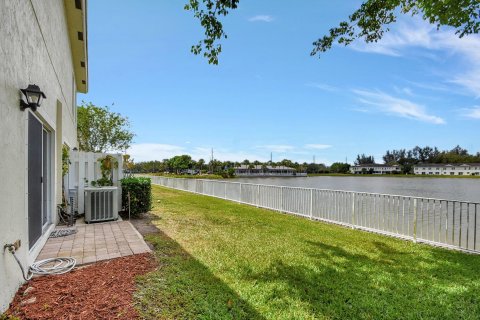 Townhouse in Lake Worth, Florida 2 bedrooms, 151.62 sq.m. № 1141419 - photo 17