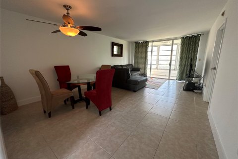 Condo in Tamarac, Florida, 2 bedrooms  № 1141345 - photo 16