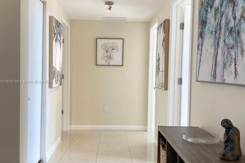 Condo in Miami, Florida, 2 bedrooms  № 1391973 - photo 6