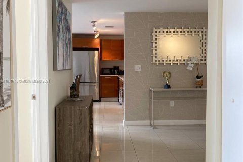 Condo in Miami, Florida, 2 bedrooms  № 1391973 - photo 8