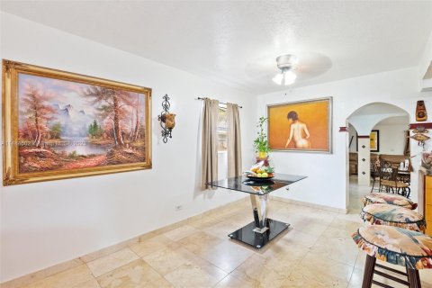 House in Hialeah, Florida 4 bedrooms, 100.33 sq.m. № 835764 - photo 7