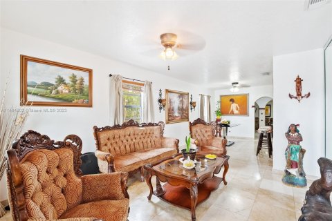 Villa ou maison à vendre à Hialeah, Floride: 4 chambres, 100.33 m2 № 835764 - photo 4