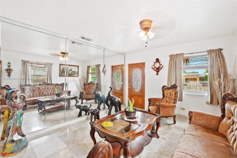 Villa ou maison à vendre à Hialeah, Floride: 4 chambres, 100.33 m2 № 835764 - photo 5