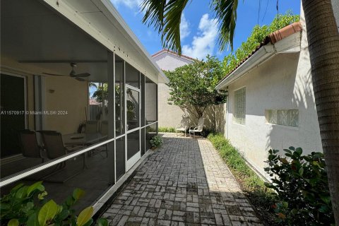 House in Hollywood, Florida 4 bedrooms, 235.69 sq.m. № 1132125 - photo 18